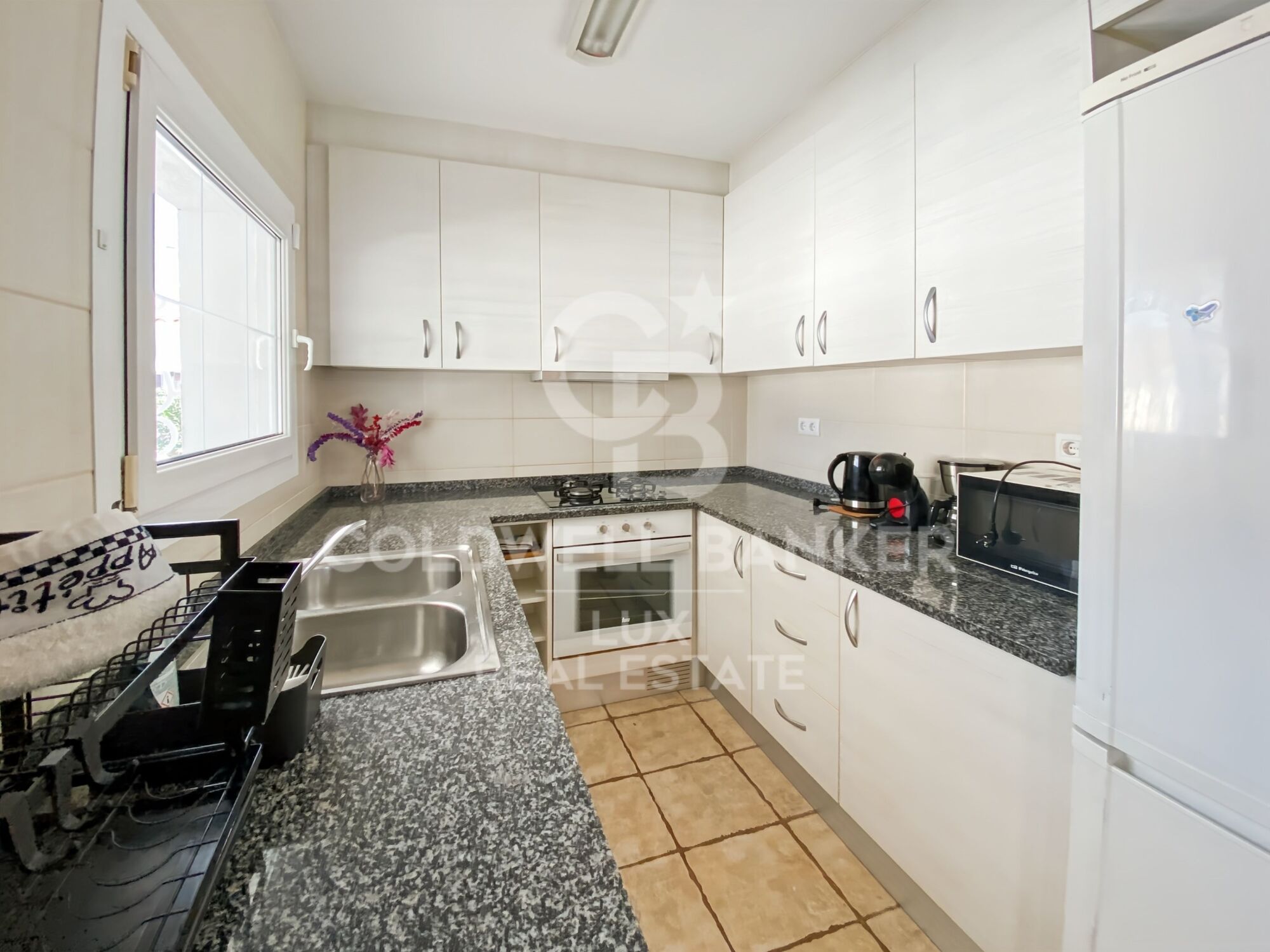 House with pool, garage and tourist licence near the sea