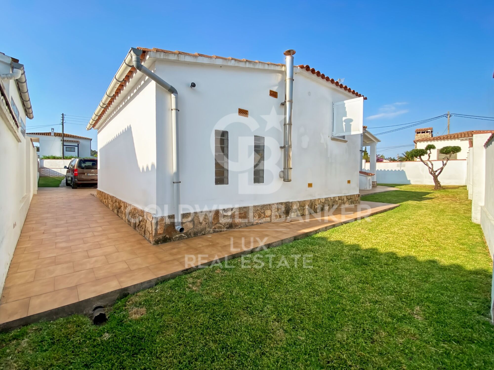 House with pool, garage and tourist licence near the sea