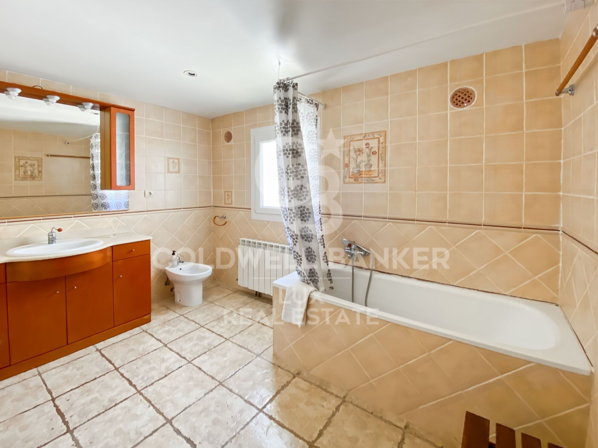 House with pool, garage and tourist licence near the sea