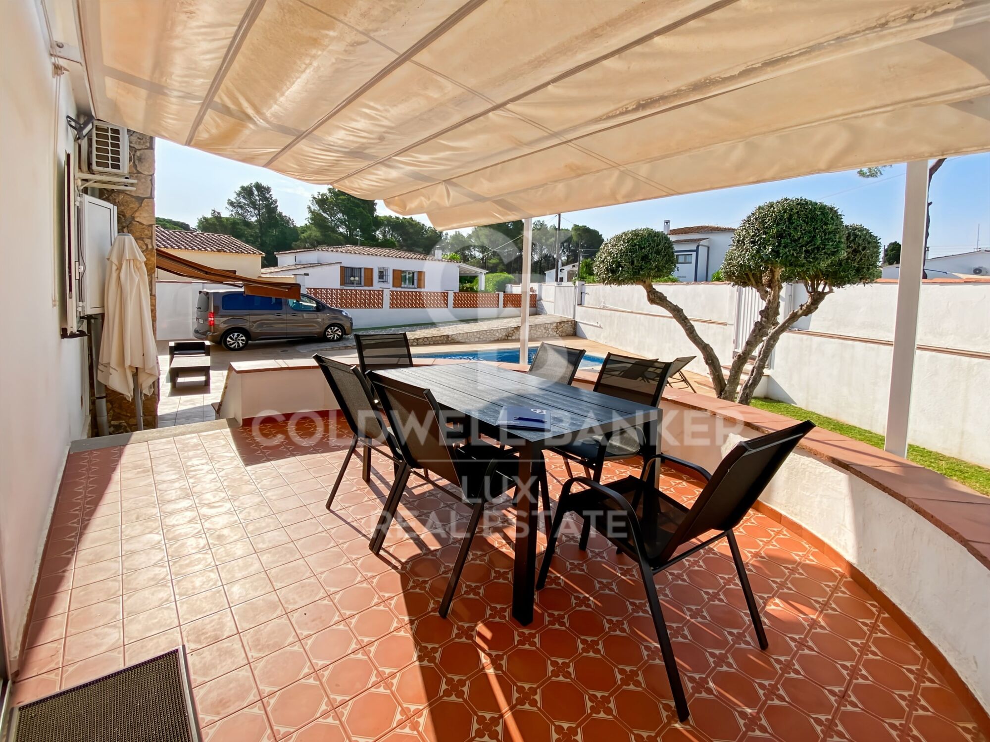 House with pool, garage and tourist licence near the sea