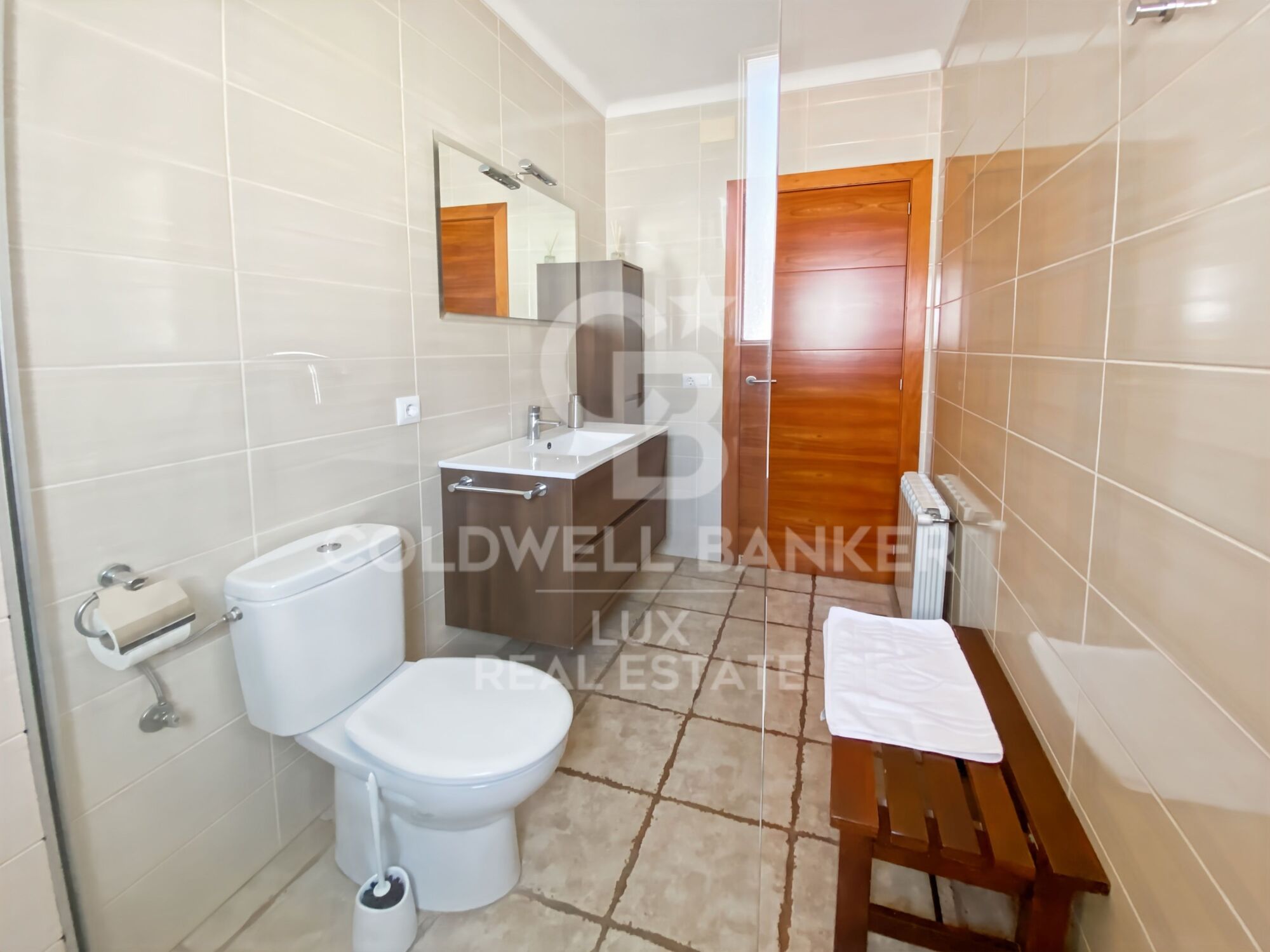 House with pool, garage and tourist licence near the sea