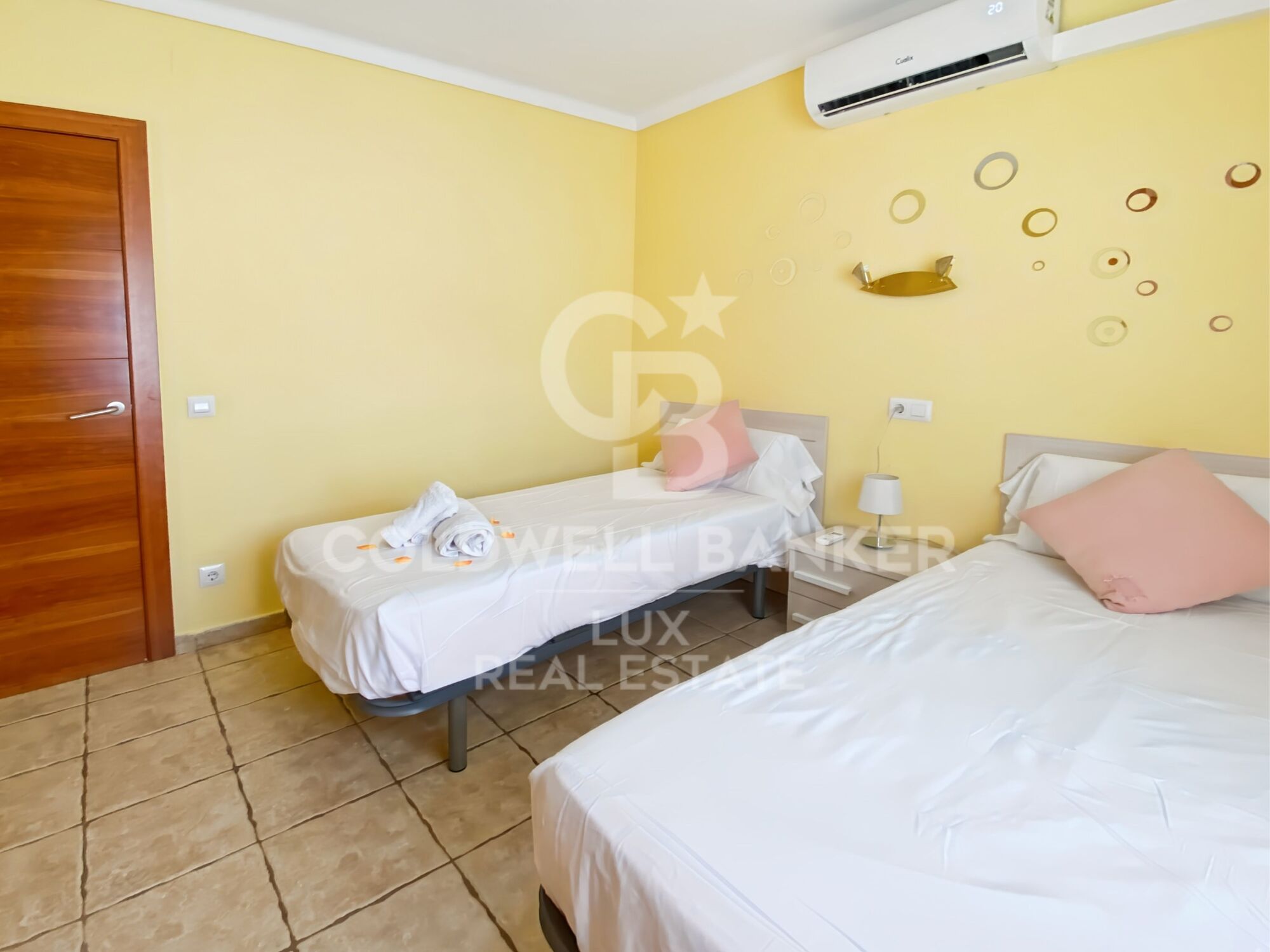 House with pool, garage and tourist licence near the sea