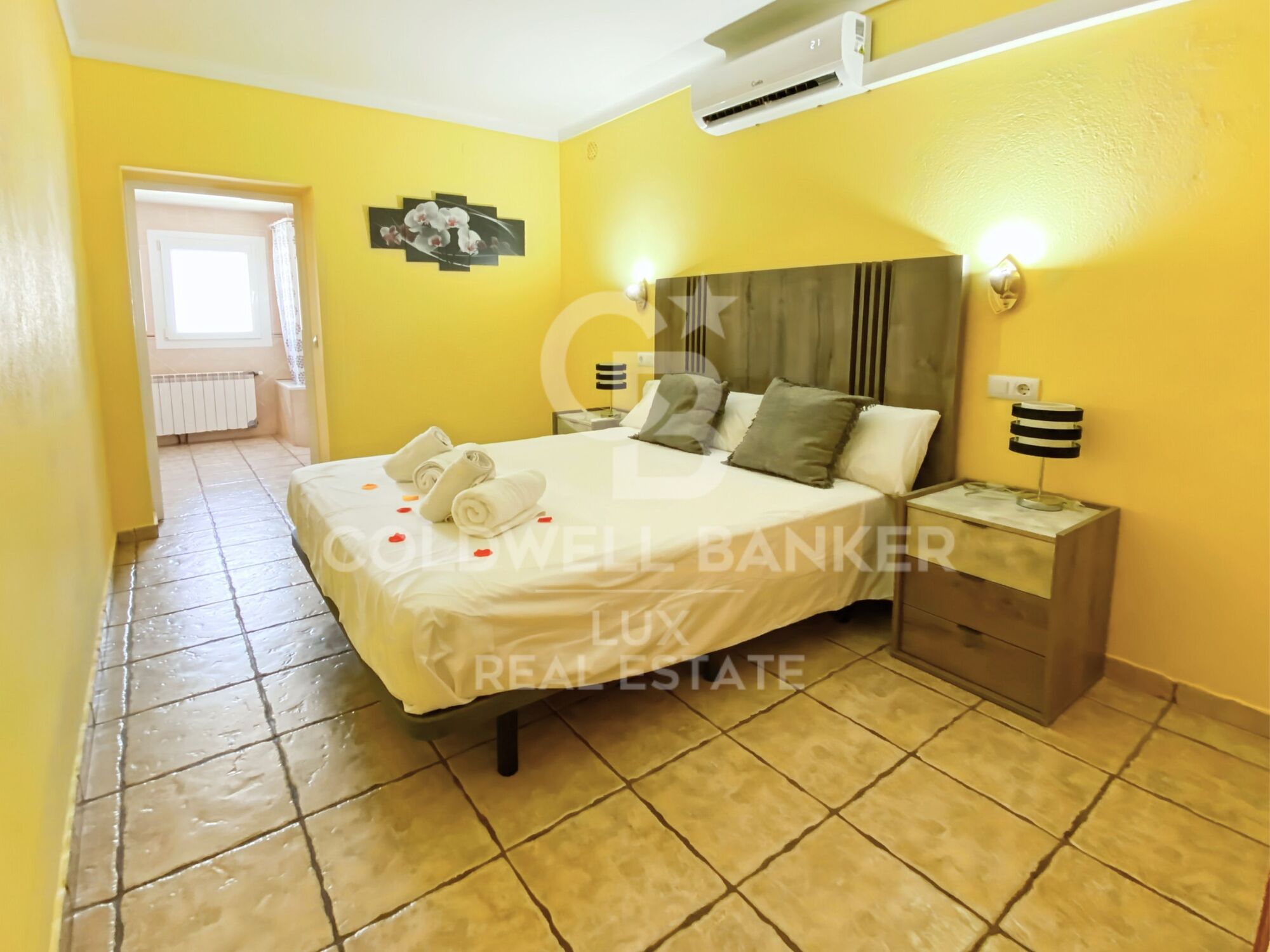 House with pool, garage and tourist licence near the sea