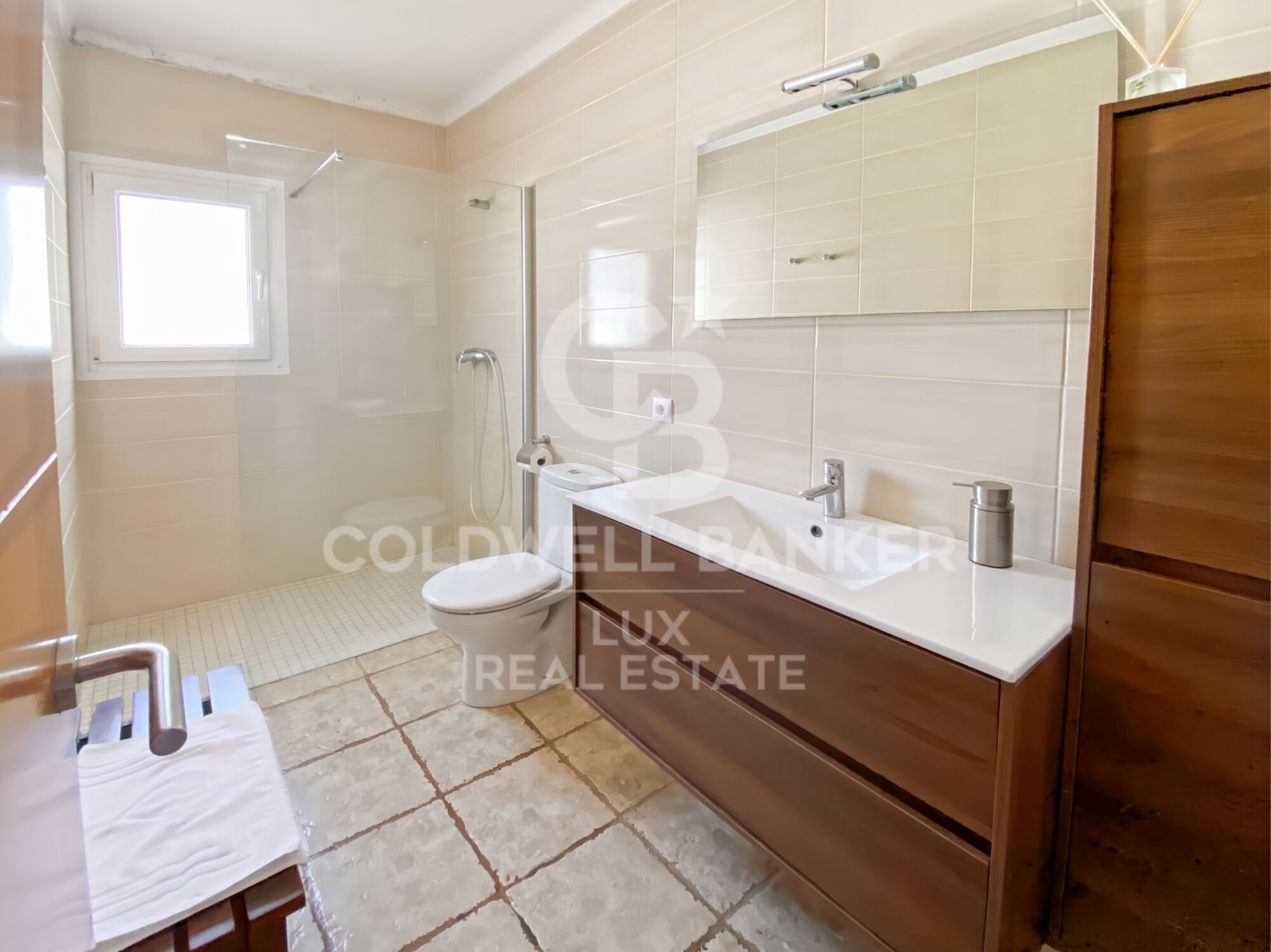 House with pool, garage and tourist licence near the sea