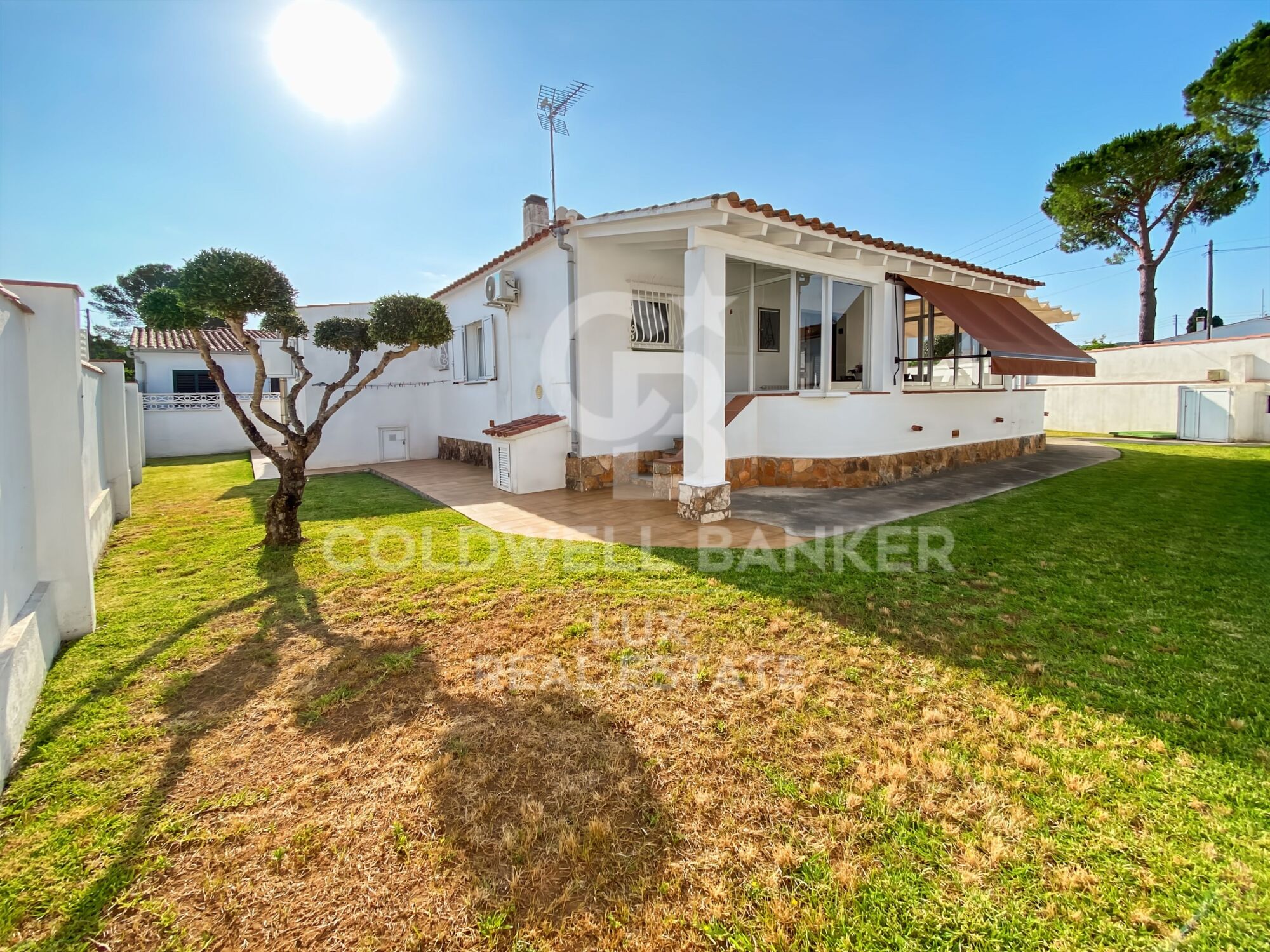 House with pool, garage and tourist licence near the sea