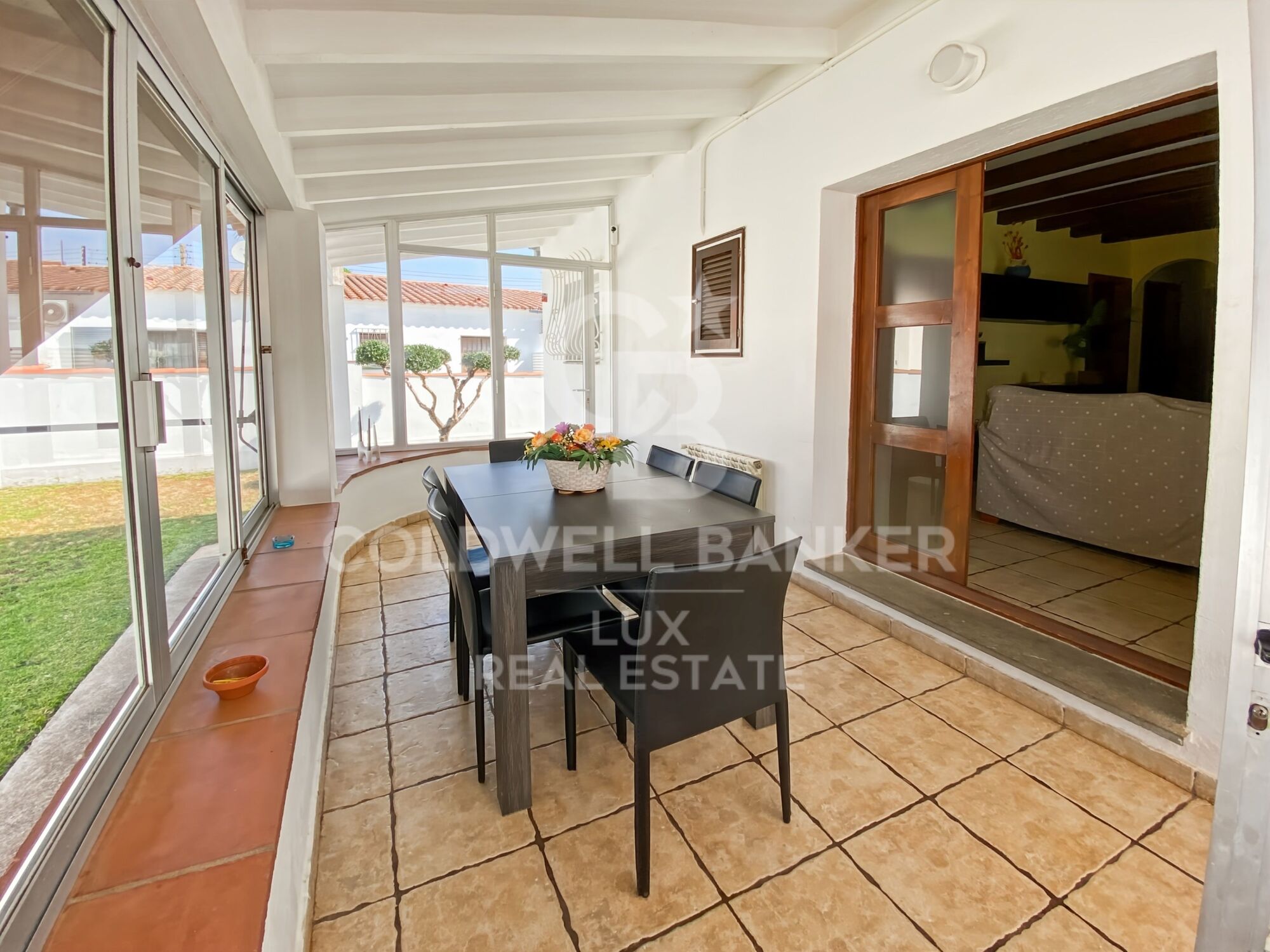House with pool, garage and tourist licence near the sea