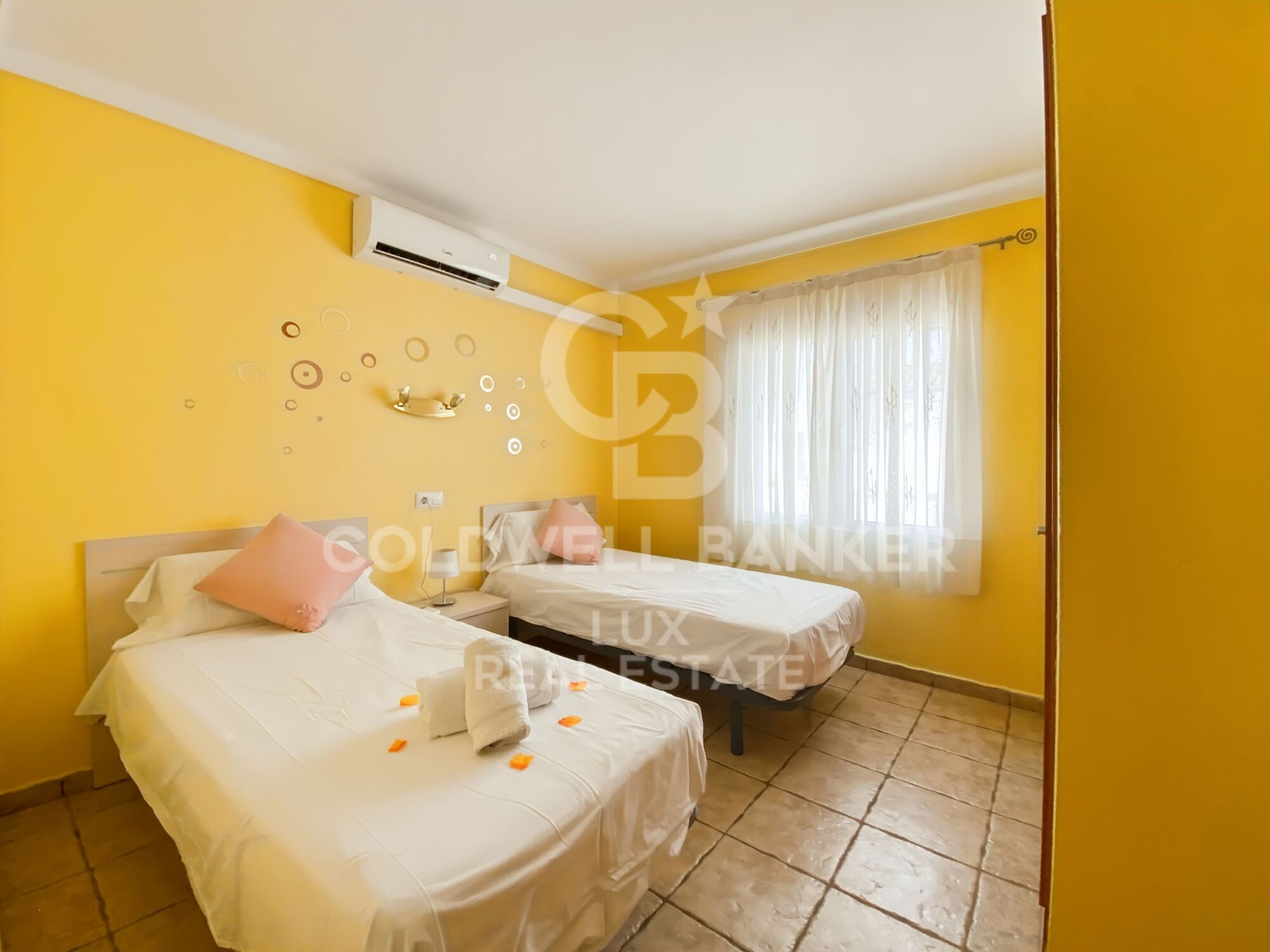 House with pool, garage and tourist licence near the sea