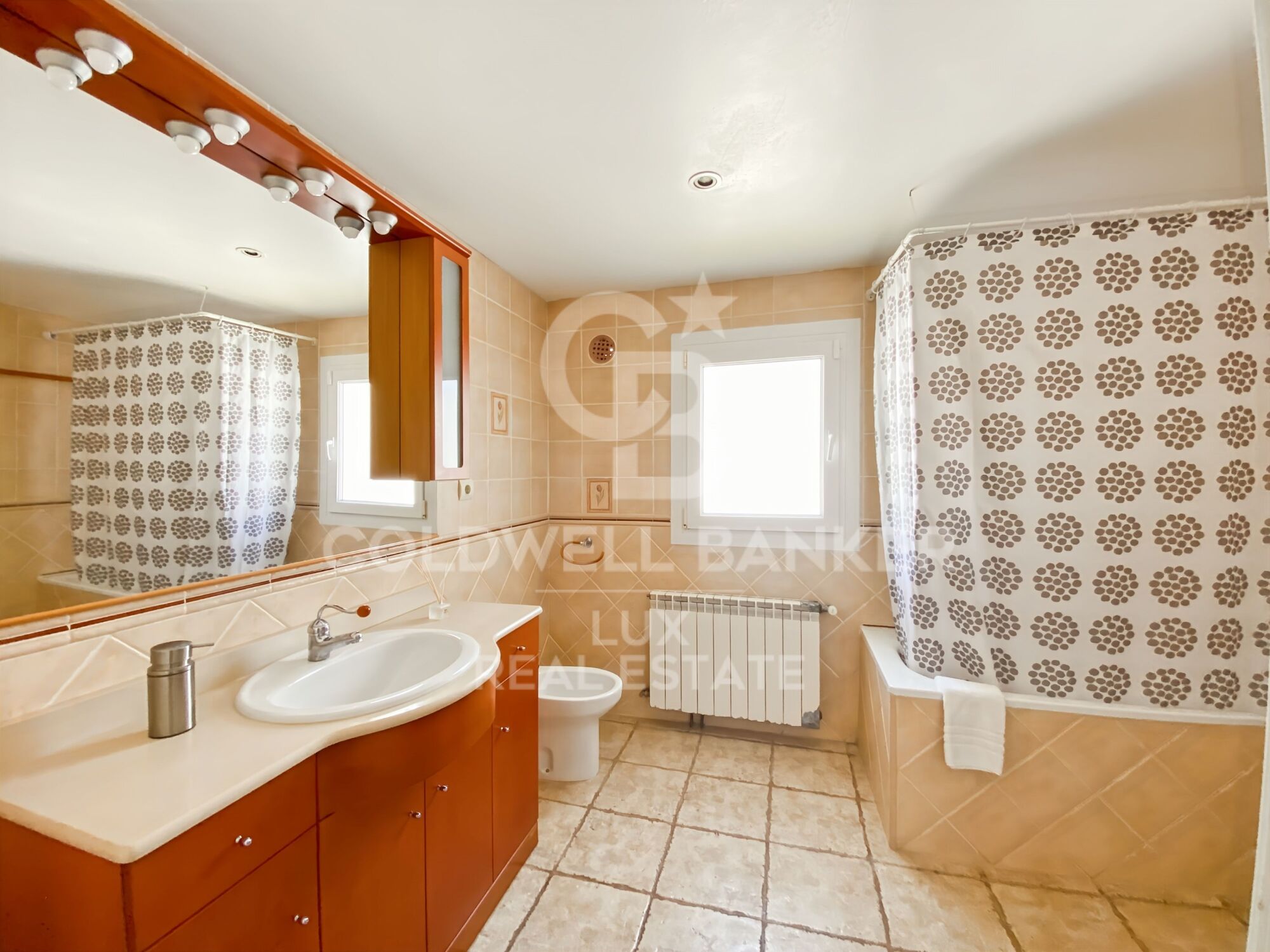 House with pool, garage and tourist licence near the sea