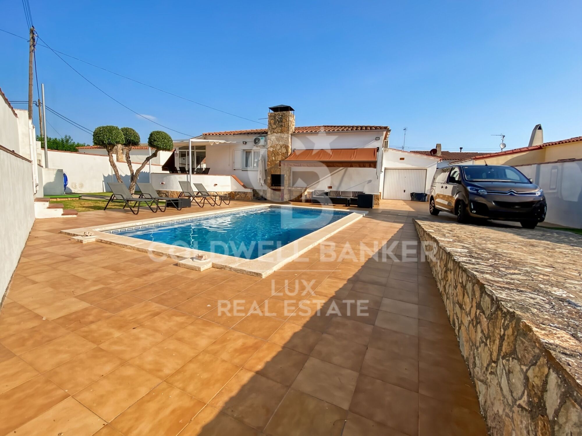 House with pool, garage and tourist licence near the sea