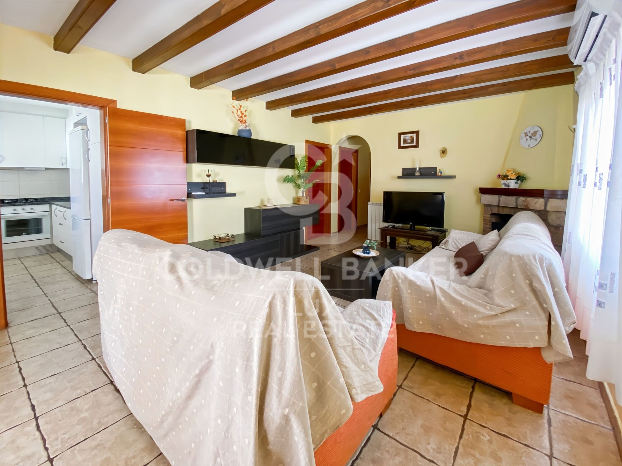 House with pool, garage and tourist licence near the sea