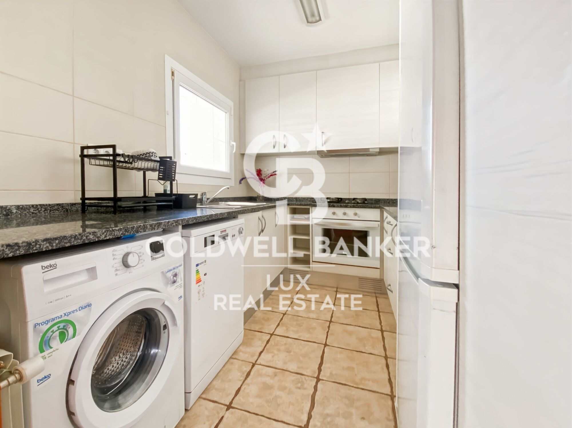 House with pool, garage and tourist licence near the sea