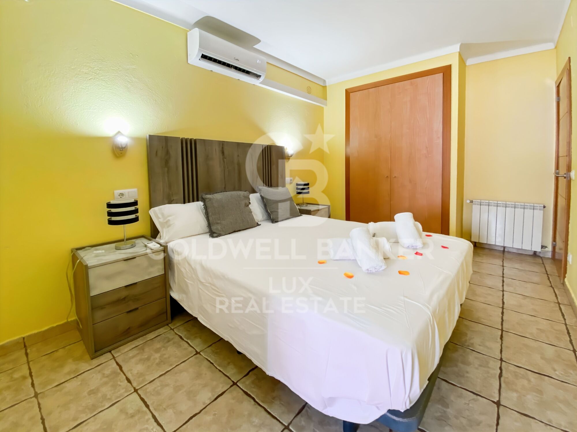 House with pool, garage and tourist licence near the sea