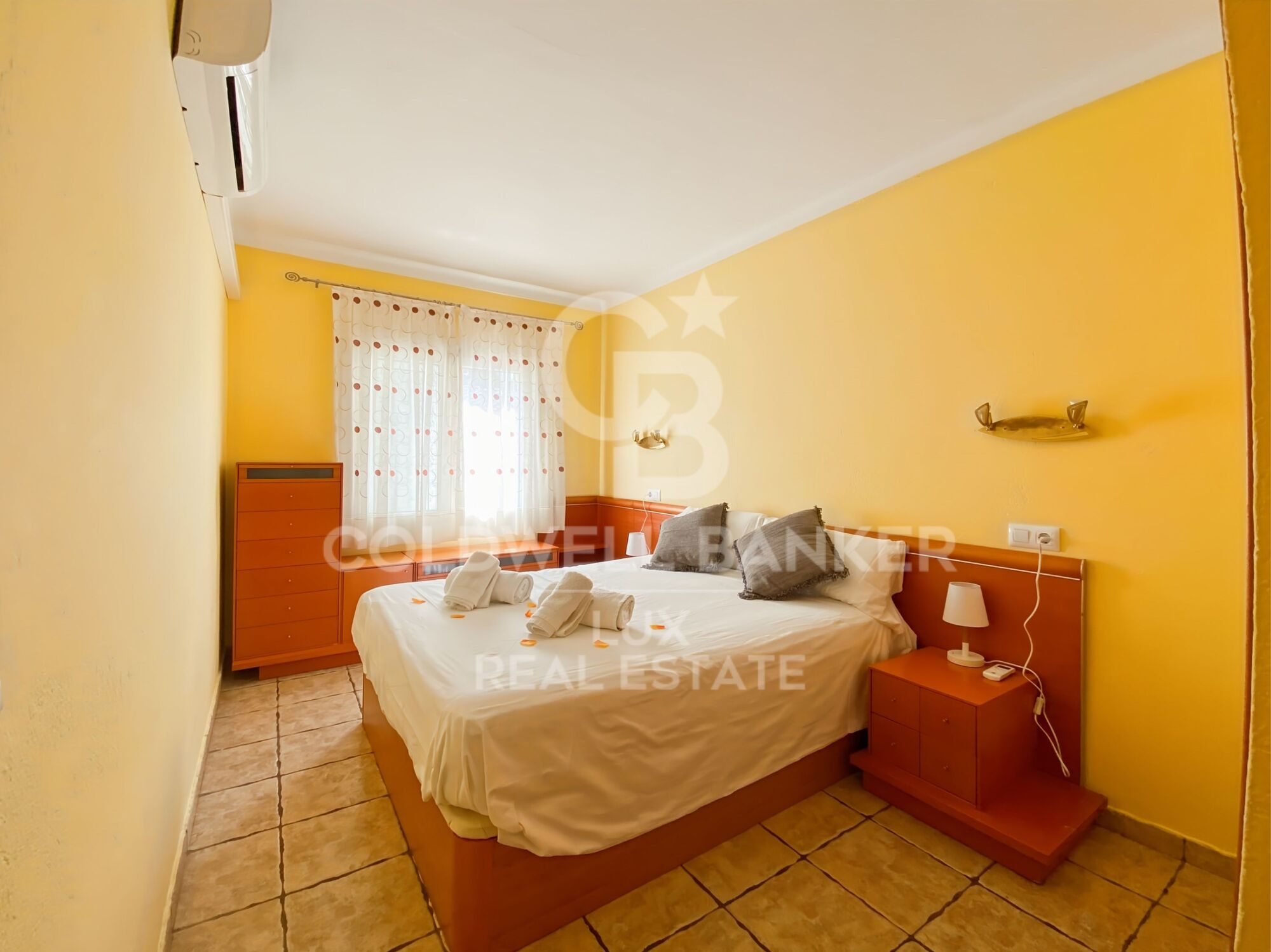 House with pool, garage and tourist licence near the sea