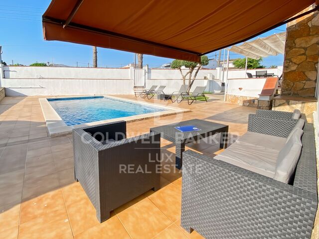 House with pool, garage and tourist licence near the sea