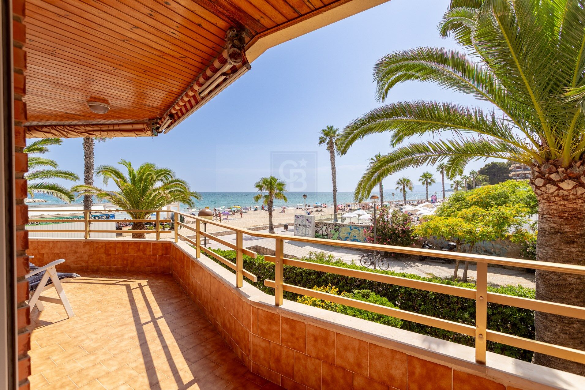 Frontline apartment with terrace in Vilafortuny