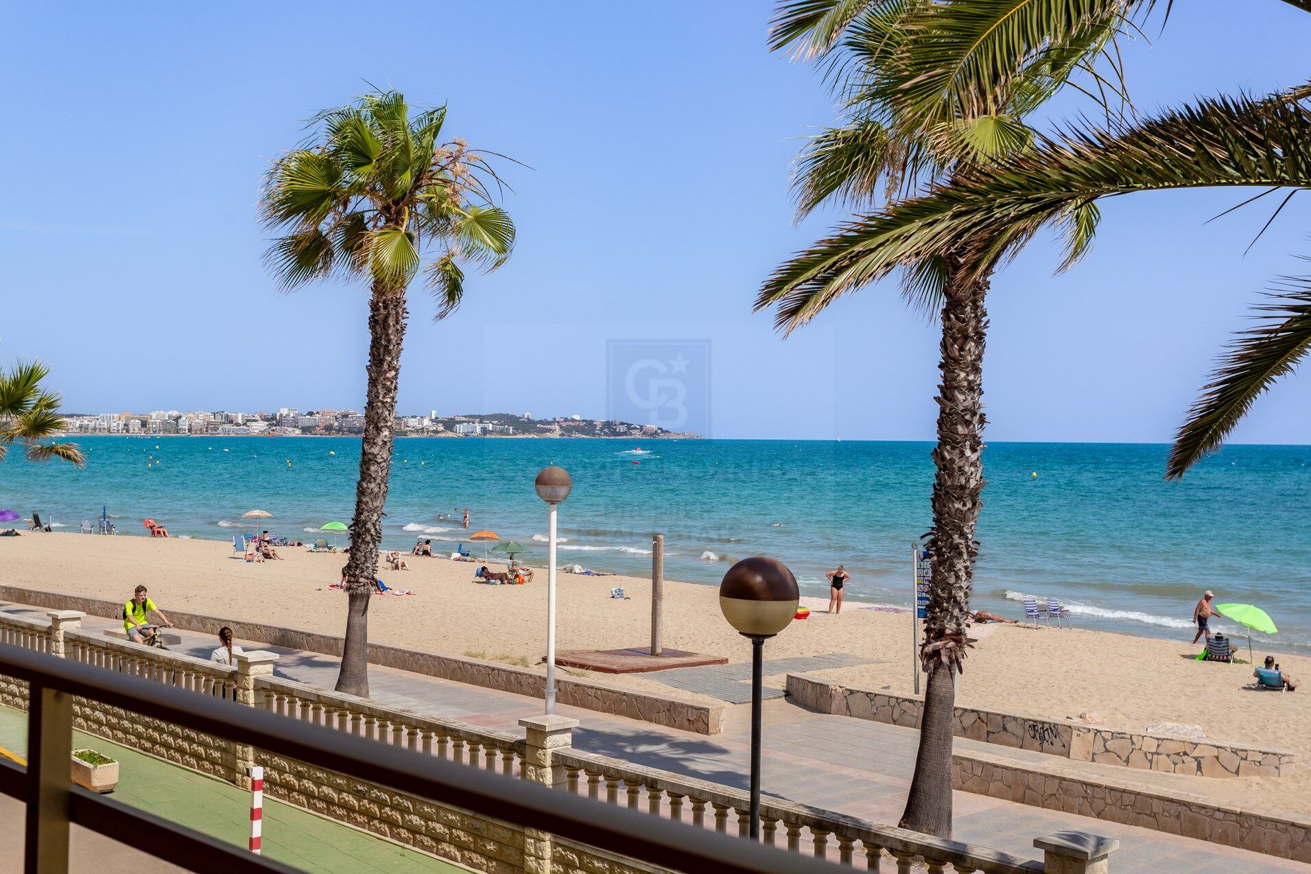 Frontline apartment with terrace in Vilafortuny