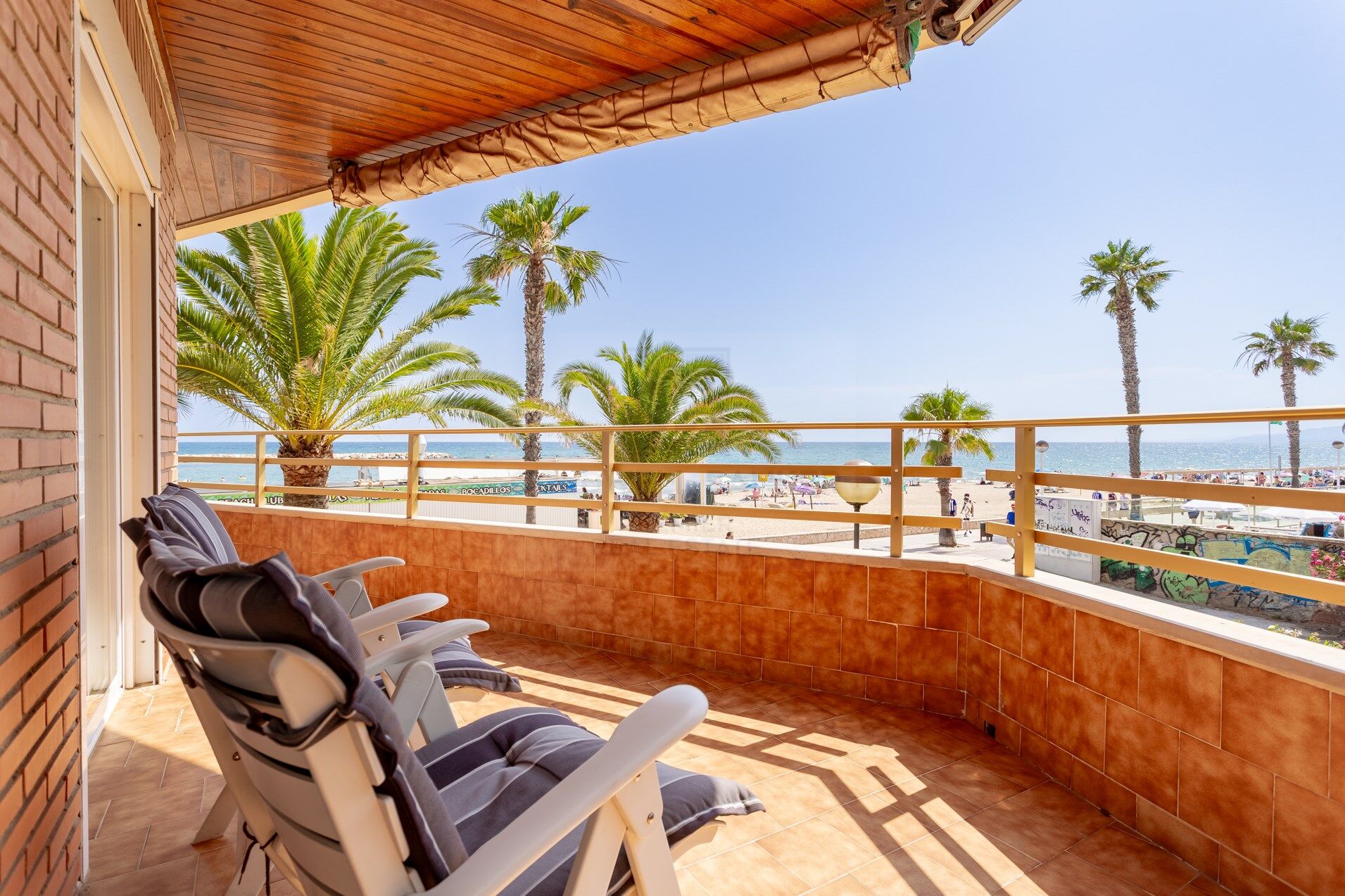 Frontline apartment with terrace in Vilafortuny