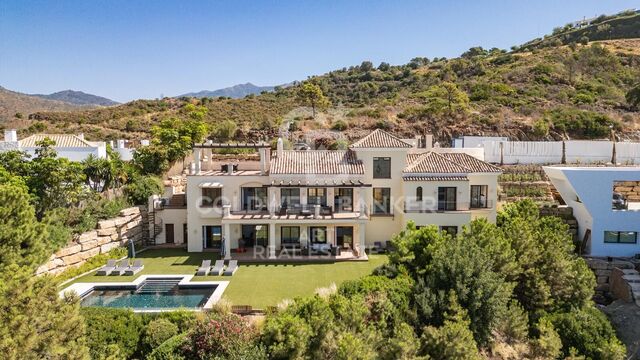 Elegant 5-bedroom villa with stunning views in Monte Mayor, Benahavis