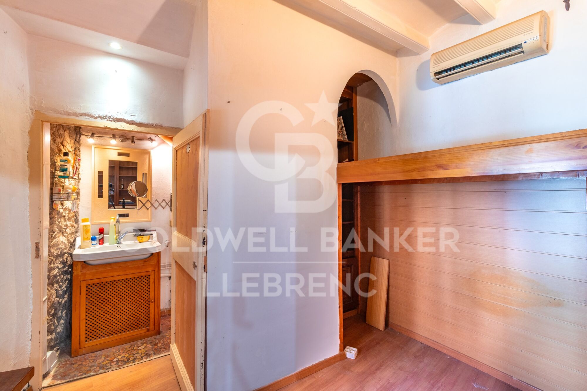 Encantador dúplex en venta a actualizar en el centro de Vallvidrera