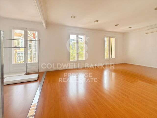 REFURBISHED OFFICE FOR RENT NEAR PASEO DE GRACIA - 5 OFFICES + MEETING ROOM