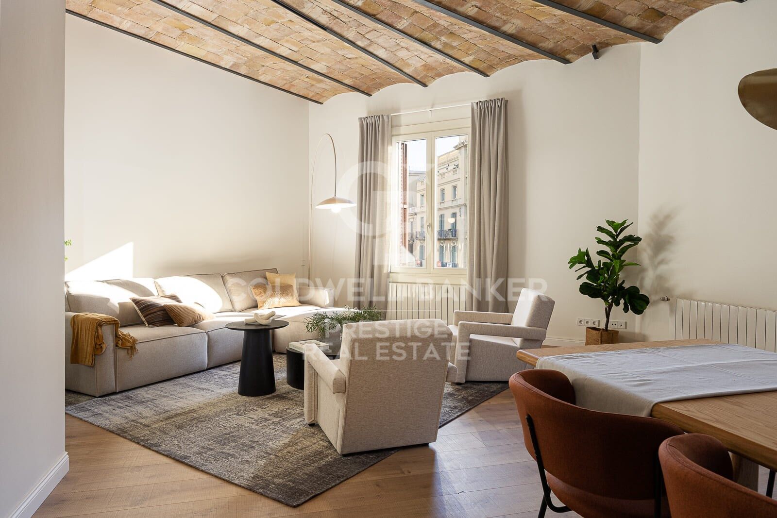 Piso reformado con terraza en venta en Eixample Derecho Cuadrado de Oro