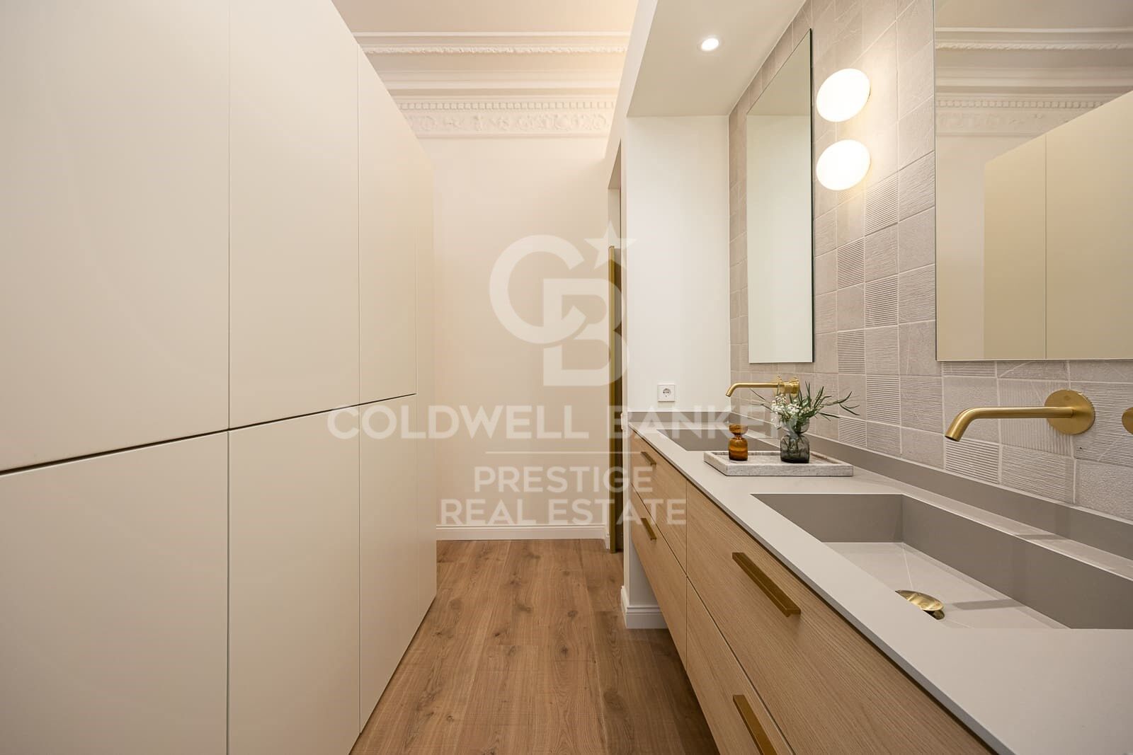 Piso reformado con terraza en venta en Eixample Derecho Cuadrado de Oro