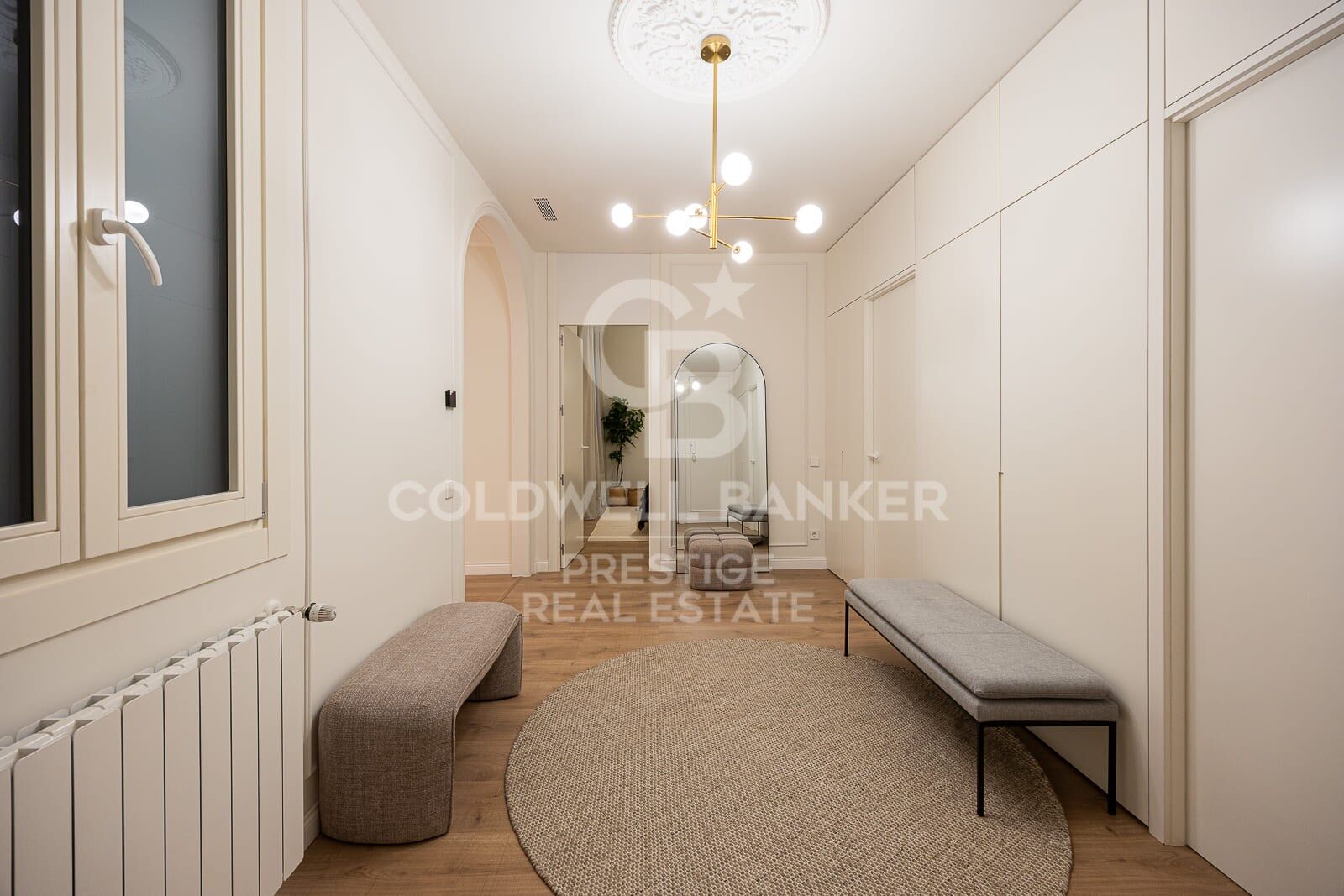 Renovated apartment with terrace for sale in Eixample Derecho, Golden Square