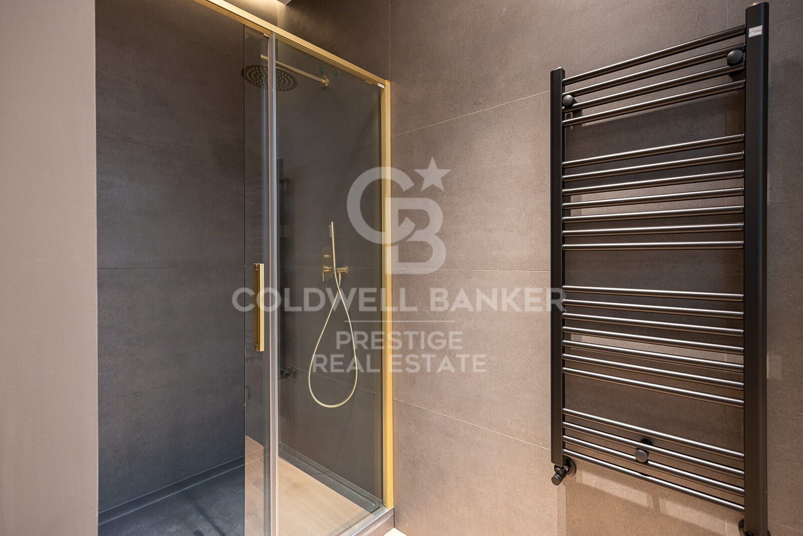 Renovated apartment with terrace for sale in Eixample Derecho, Golden Square
