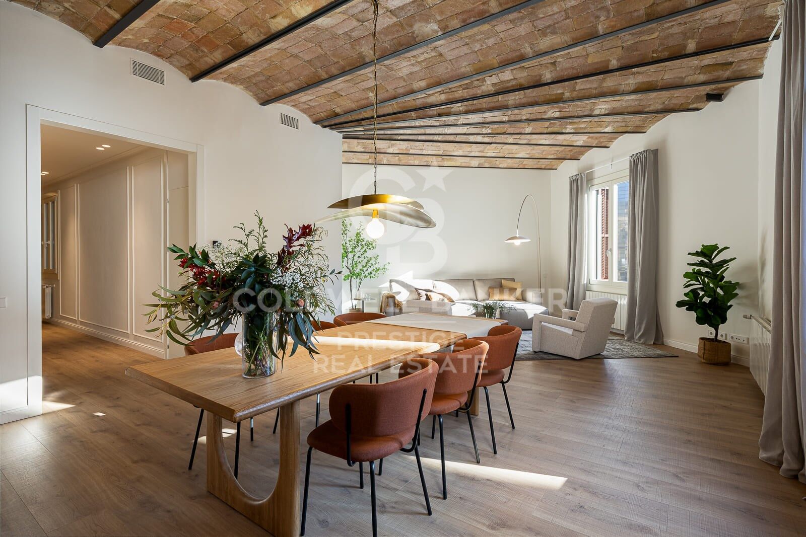Renovated apartment with terrace for sale in Eixample Derecho, Golden Square