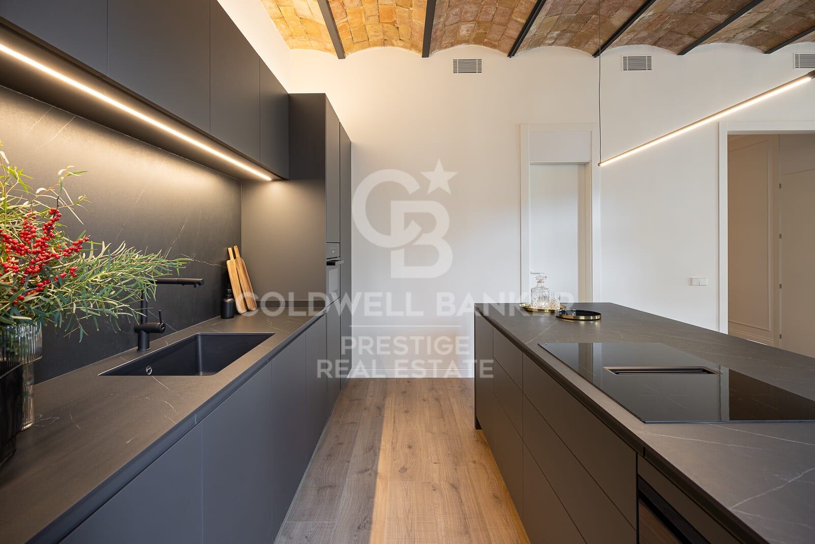 Renovated apartment with terrace for sale in Eixample Derecho, Golden Square