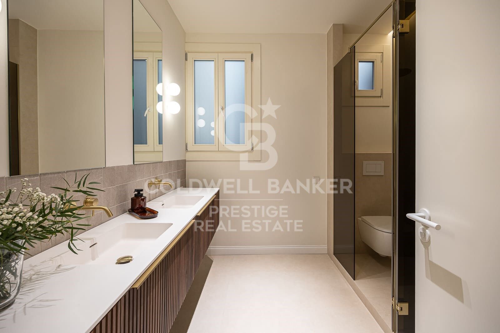 Renovated apartment with terrace for sale in Eixample Derecho, Golden Square