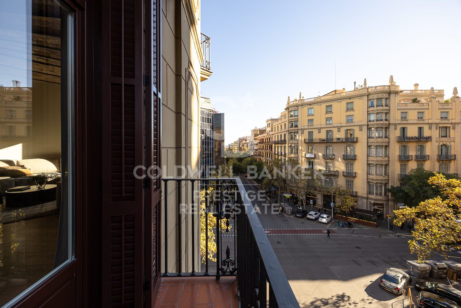 Renovated apartment with terrace for sale in Eixample Derecho, Golden Square