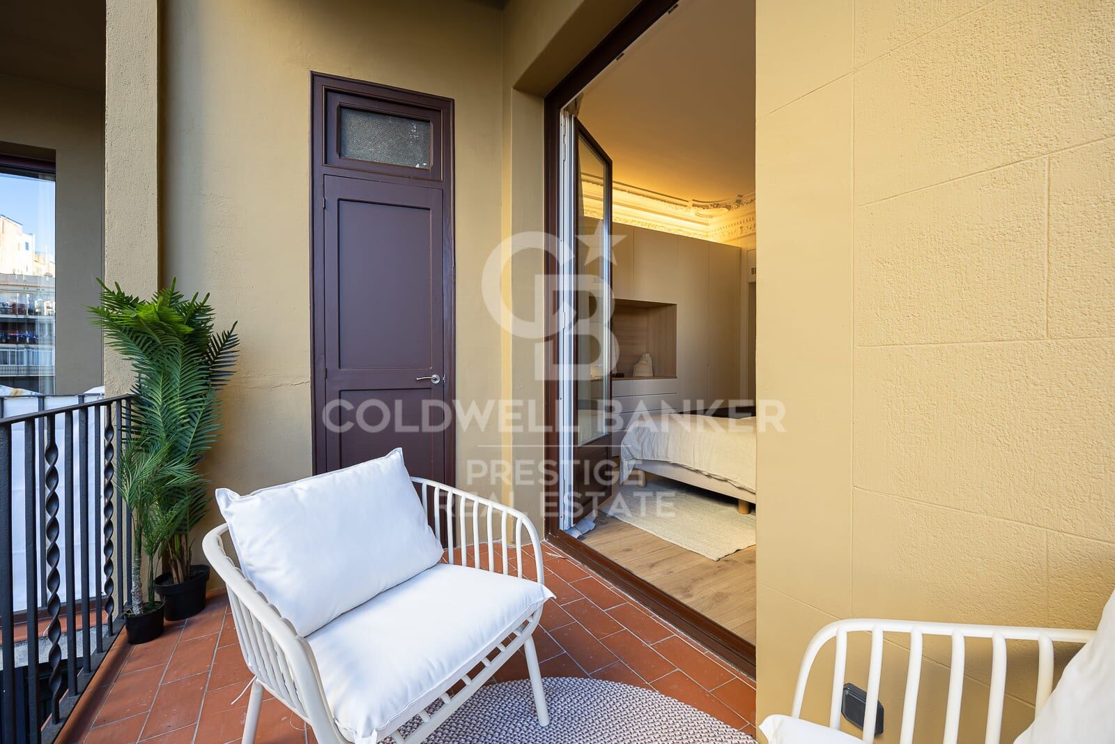 Renovated apartment with terrace for sale in Eixample Derecho, Golden Square