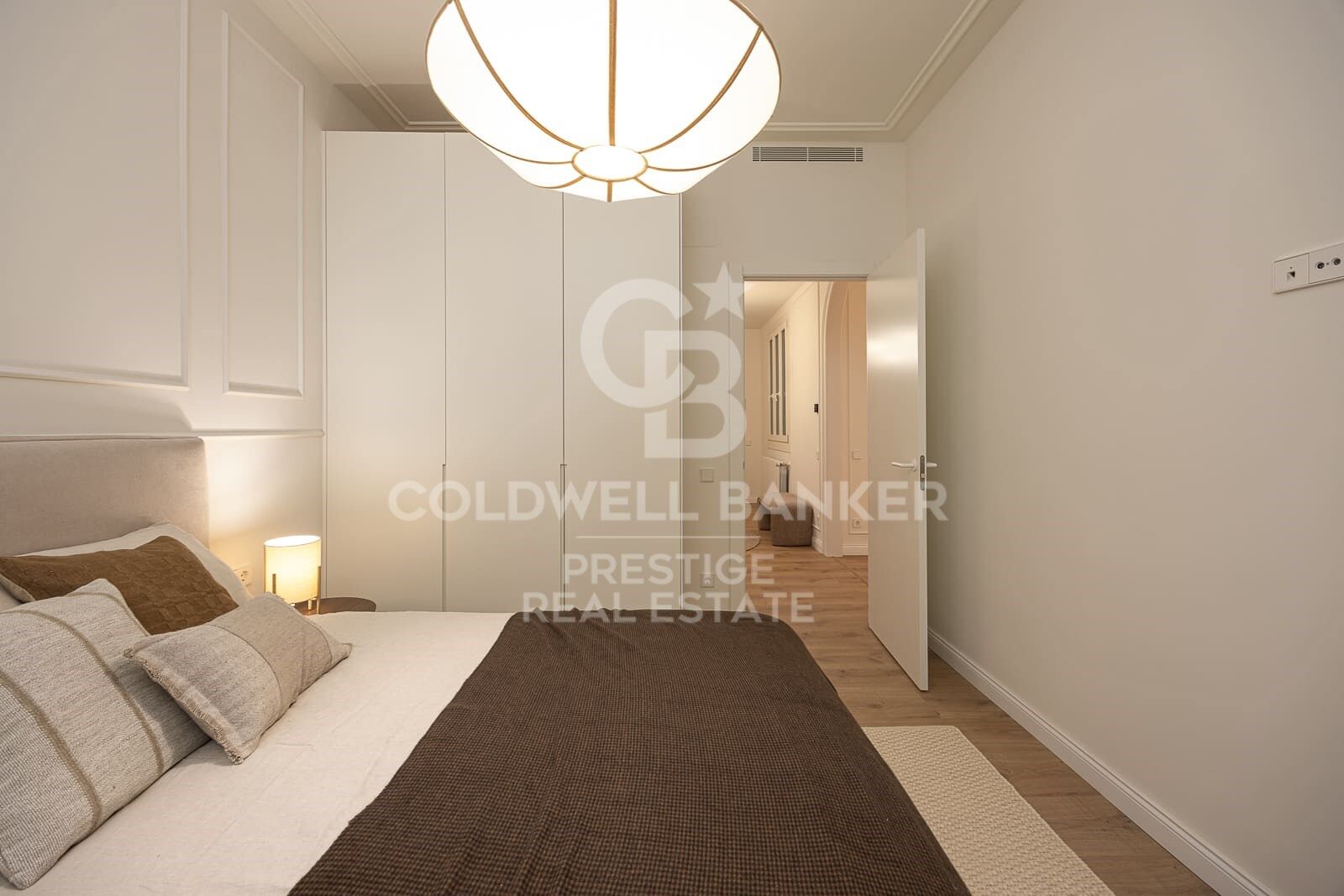 Renovated apartment with terrace for sale in Eixample Derecho, Golden Square