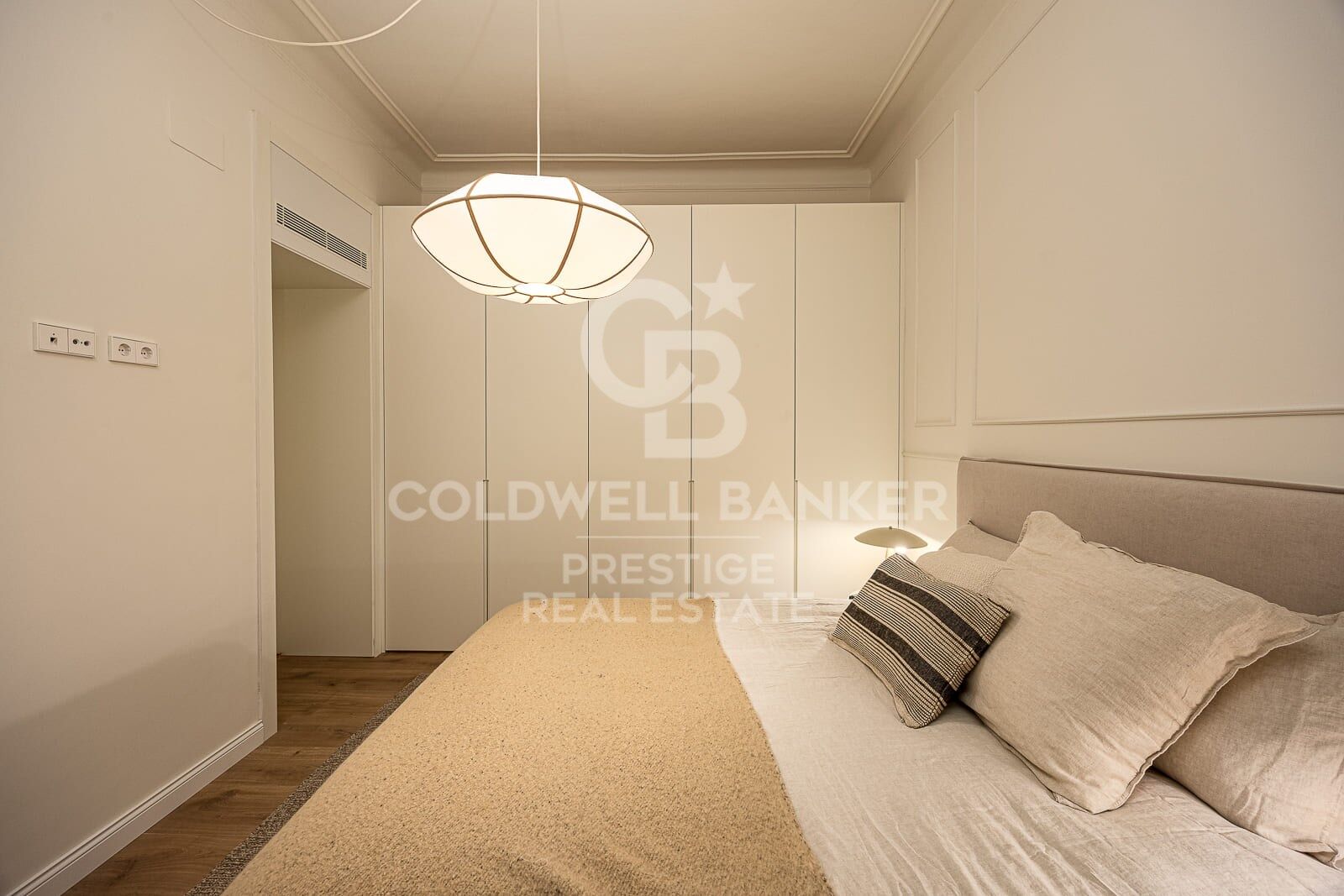 Renovated apartment with terrace for sale in Eixample Derecho, Golden Square