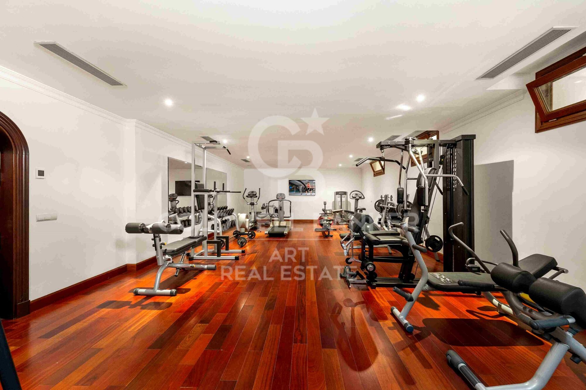 Elegant beachside villa on a rare 5,000 m² plot in Guadalmina Baja