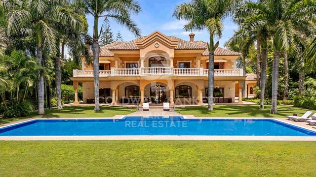 Elegante villa junto a la playa en una parcela única de 5,000 m² en Guadalmina Baja