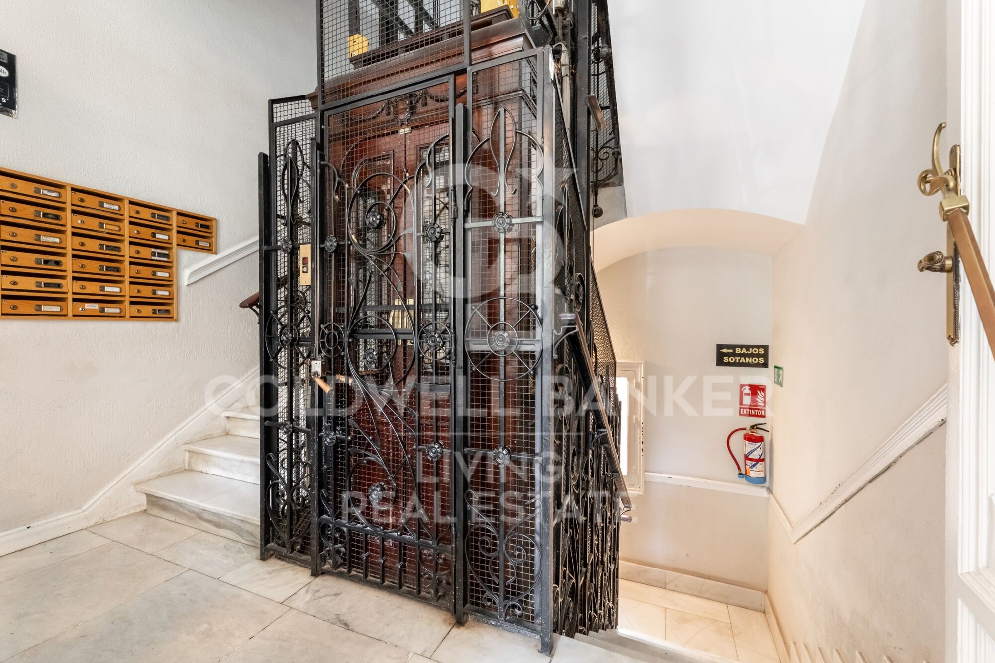 Flat 5 Bedrooms Sale Madrid