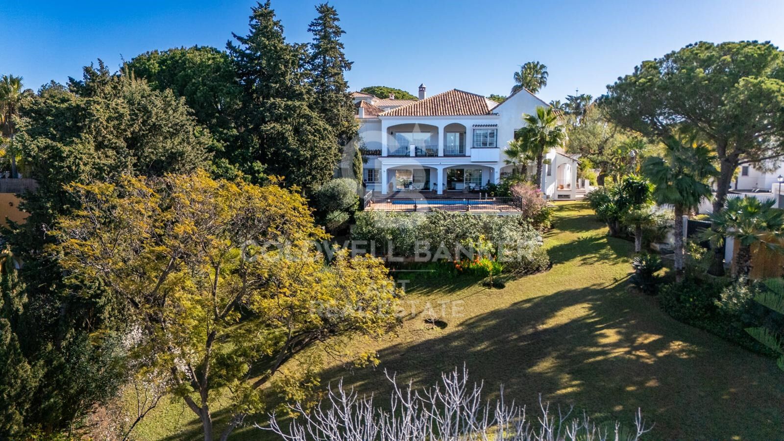 Elegante villa con vistas al mar y a la montaña en El Rosario, Marbella Este