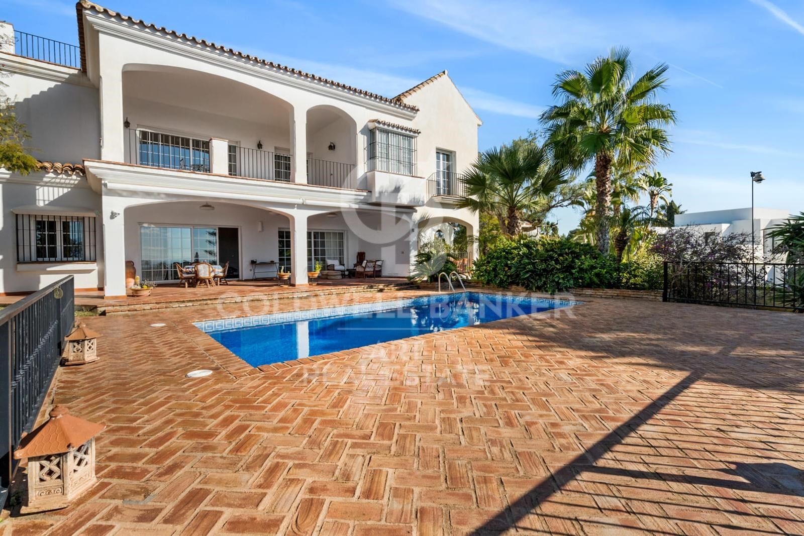 Elegante villa con vistas al mar y a la montaña en El Rosario, Marbella Este