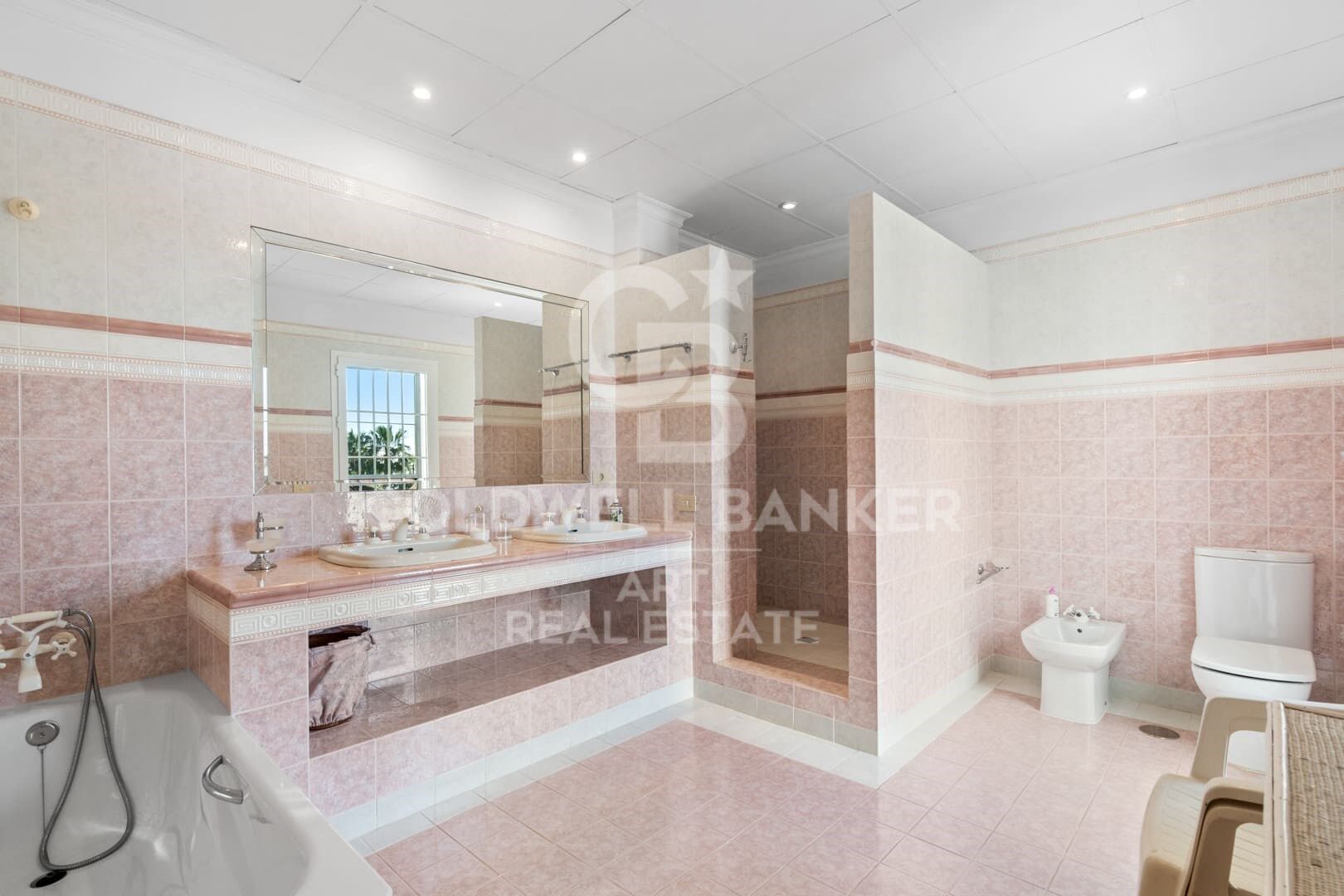 Elegante villa con vistas al mar y a la montaña en El Rosario, Marbella Este