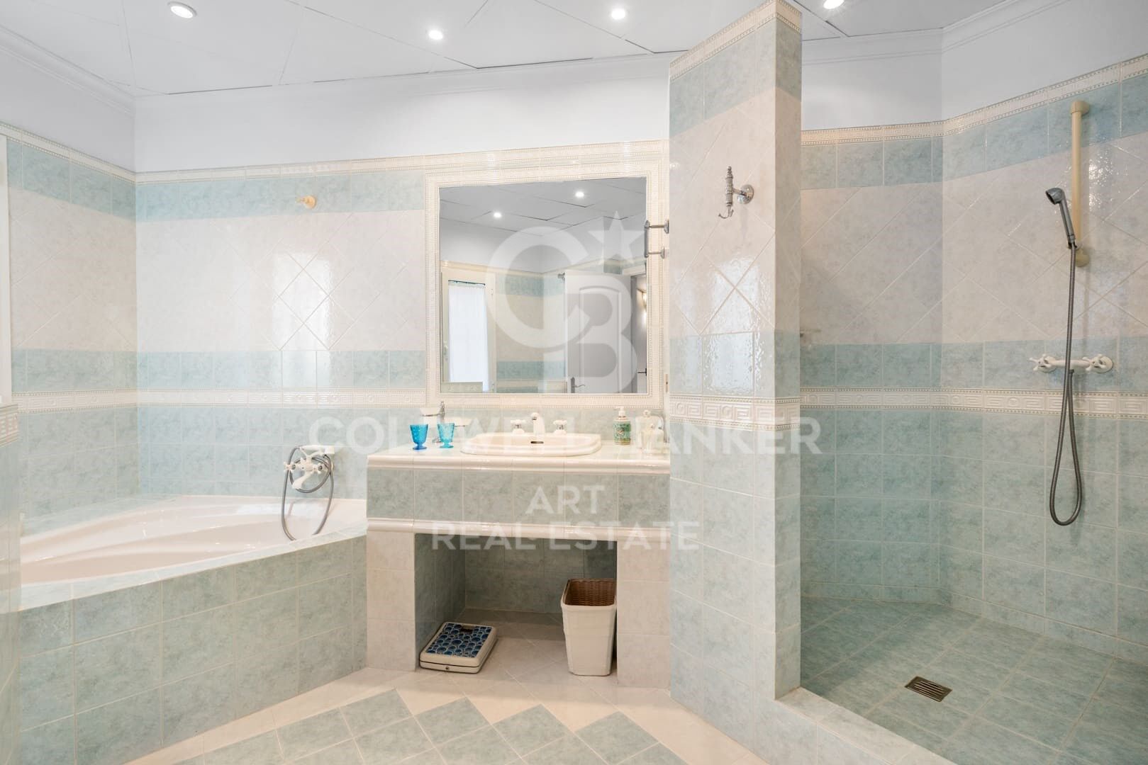 Elegante villa con vistas al mar y a la montaña en El Rosario, Marbella Este