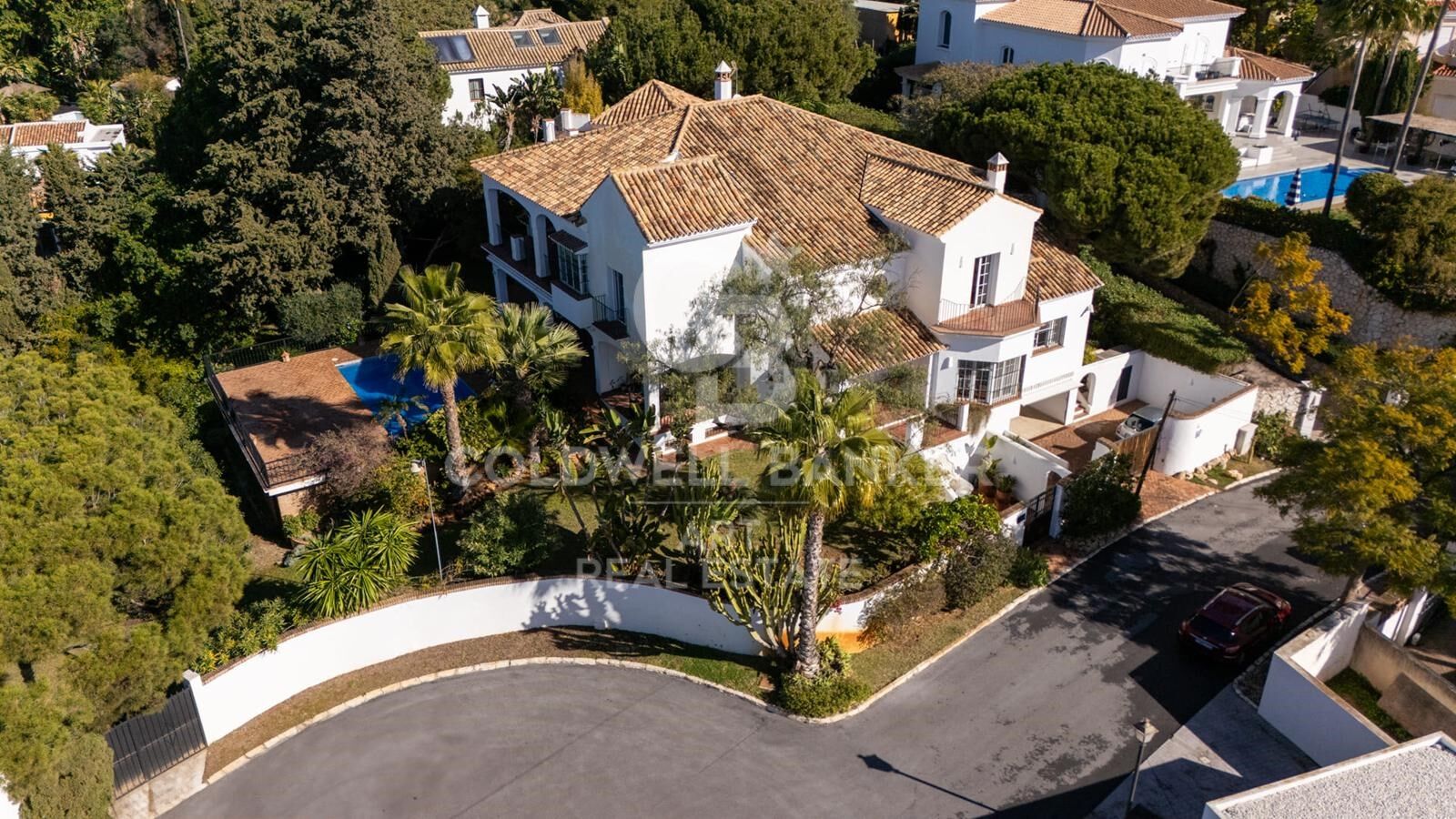 Elegante villa con vistas al mar y a la montaña en El Rosario, Marbella Este