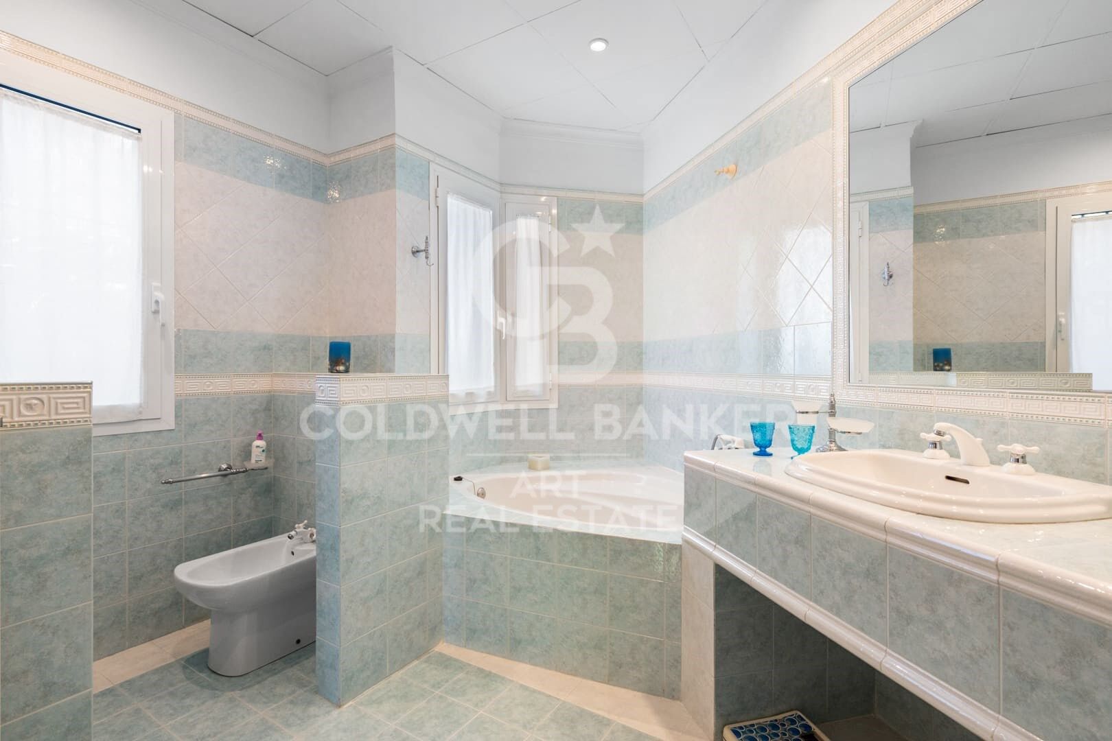 Elegante villa con vistas al mar y a la montaña en El Rosario, Marbella Este