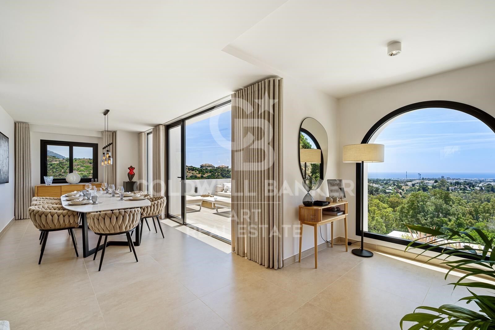 Villa mediterránea con vistas panorámicas al mar en Nueva Andalucía, Marbella