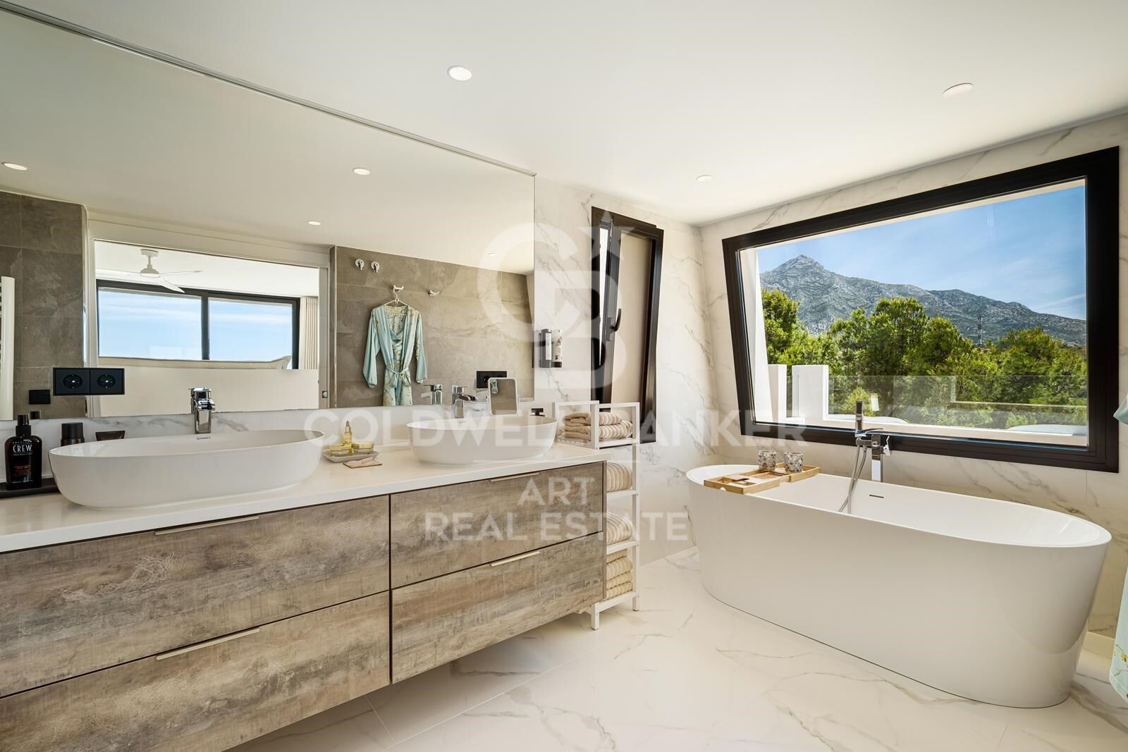 Villa mediterránea con vistas panorámicas al mar en Nueva Andalucía, Marbella