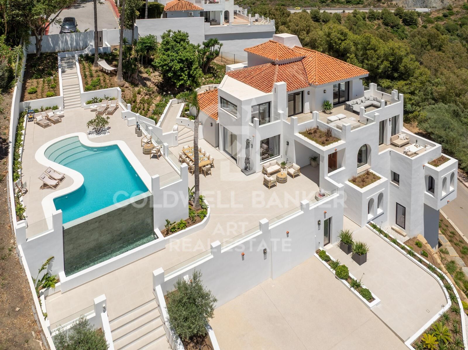 Villa mediterránea con vistas panorámicas al mar en Nueva Andalucía, Marbella