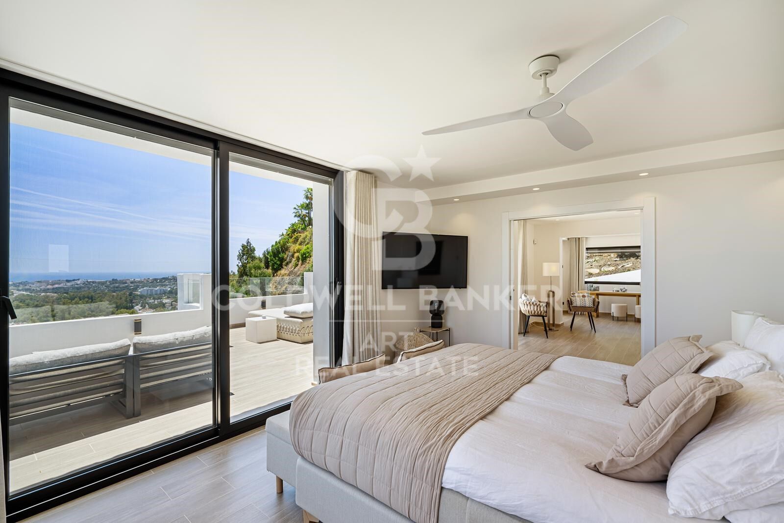 Villa mediterránea con vistas panorámicas al mar en Nueva Andalucía, Marbella