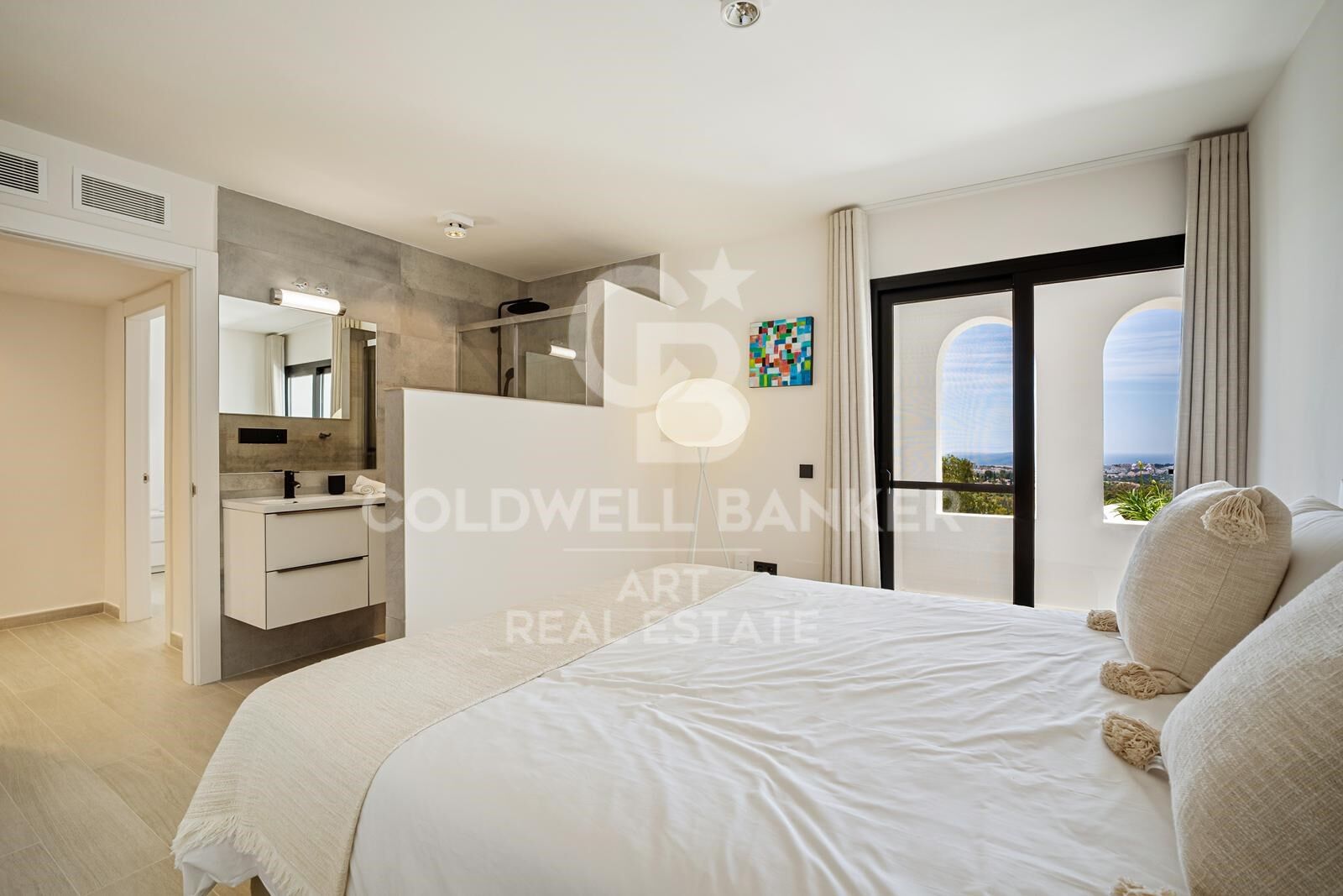 Villa mediterránea con vistas panorámicas al mar en Nueva Andalucía, Marbella