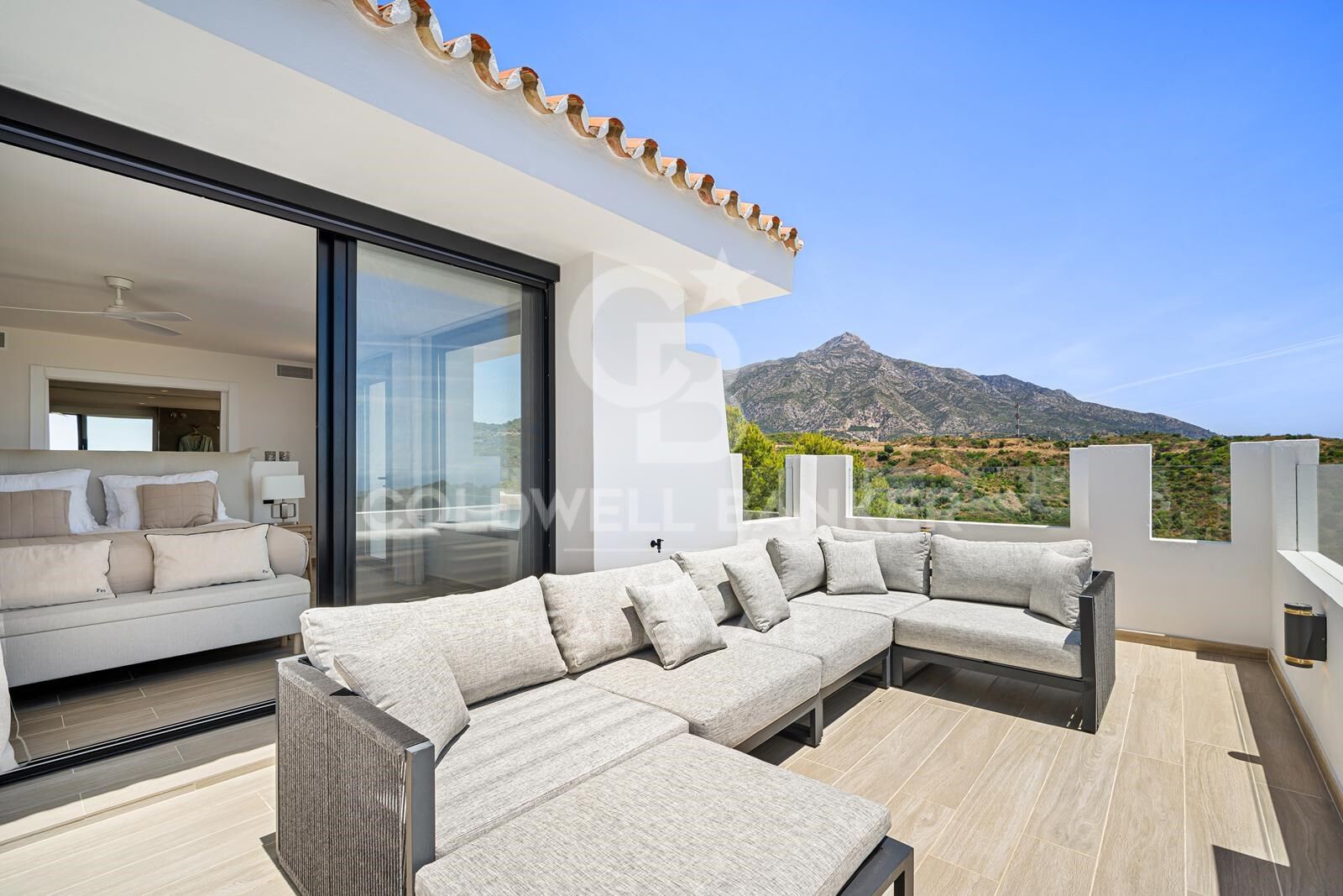Villa mediterránea con vistas panorámicas al mar en Nueva Andalucía, Marbella